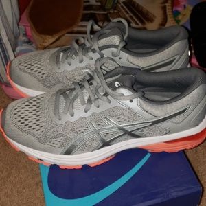 NEW ASICS GT-1000 6 size 9 1/2